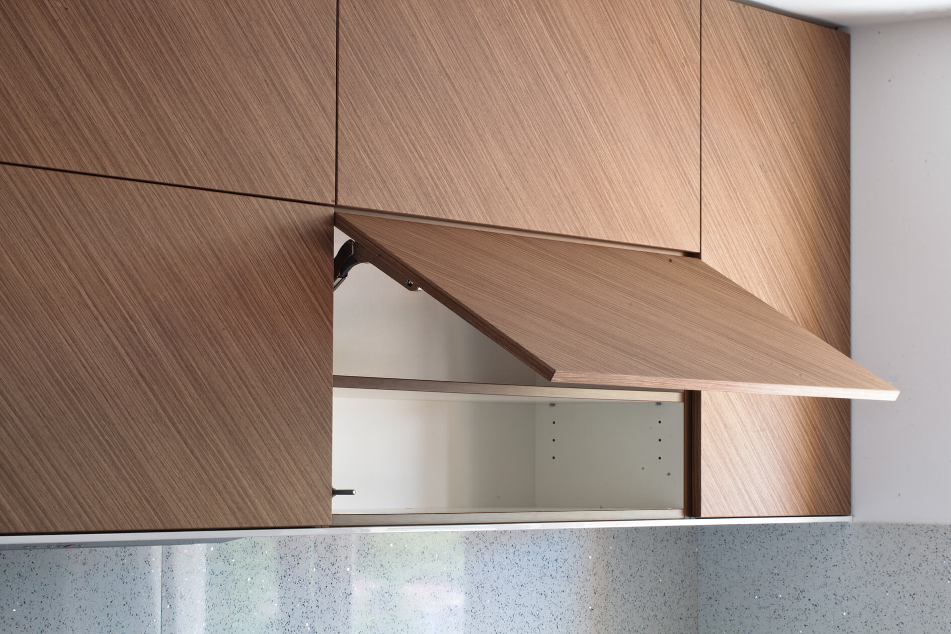 poševno furnirana moderna kuhinja po meri