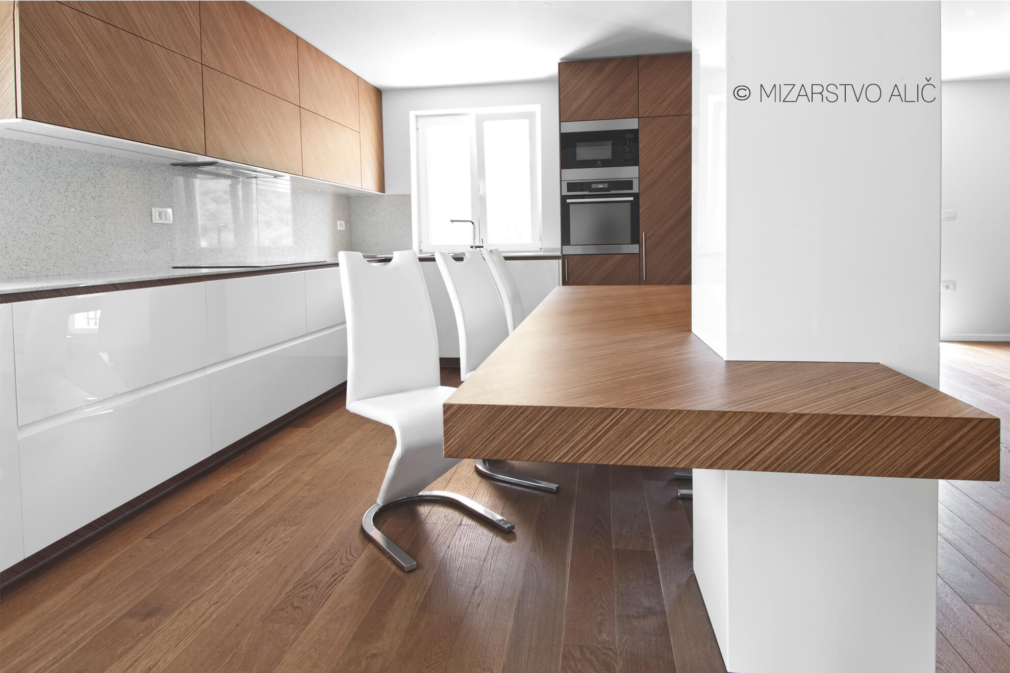 Furnirano kuhinjsko pohištvo po meri