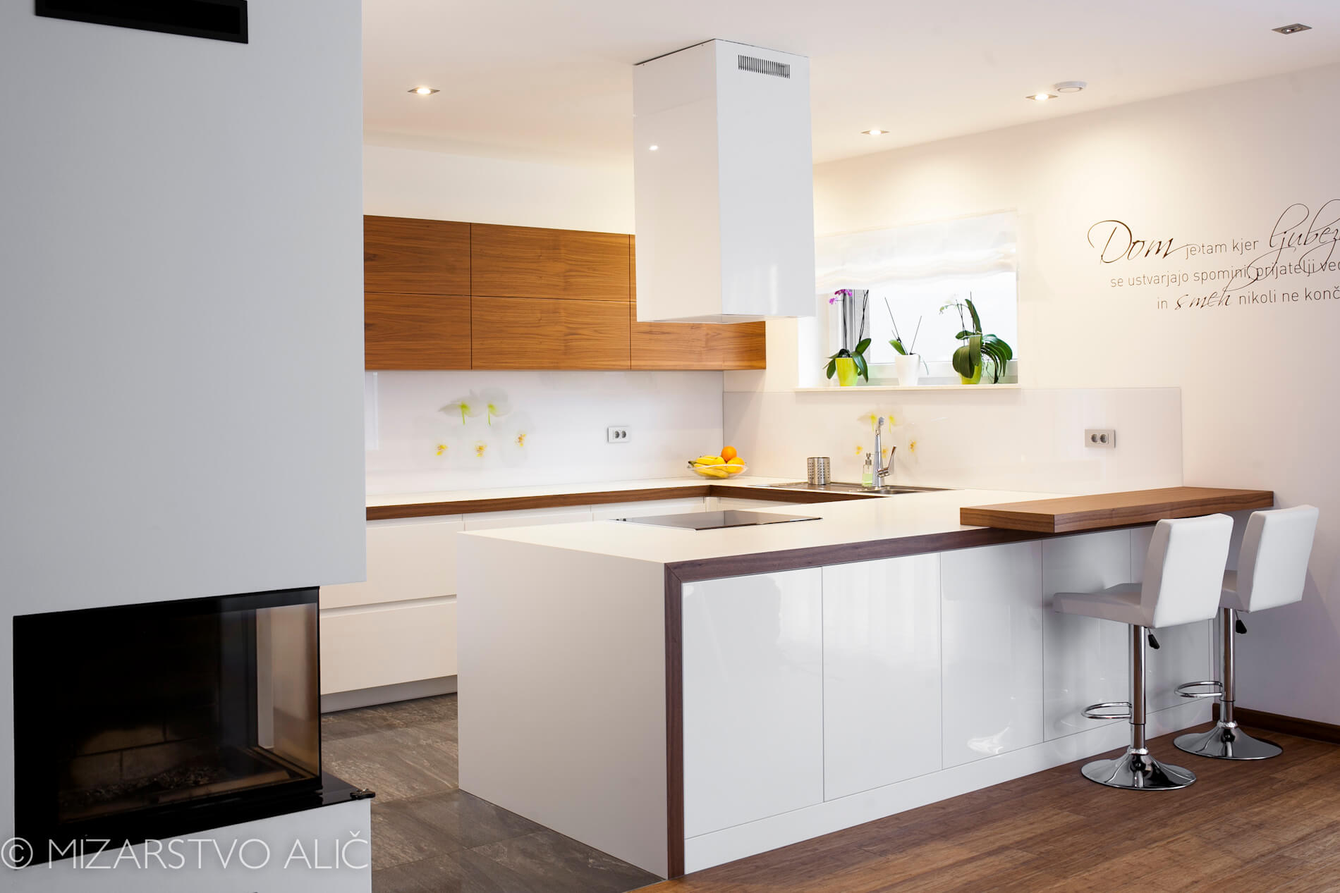 moderna kuhinja in zajtrkovalni pult ter barski stoli