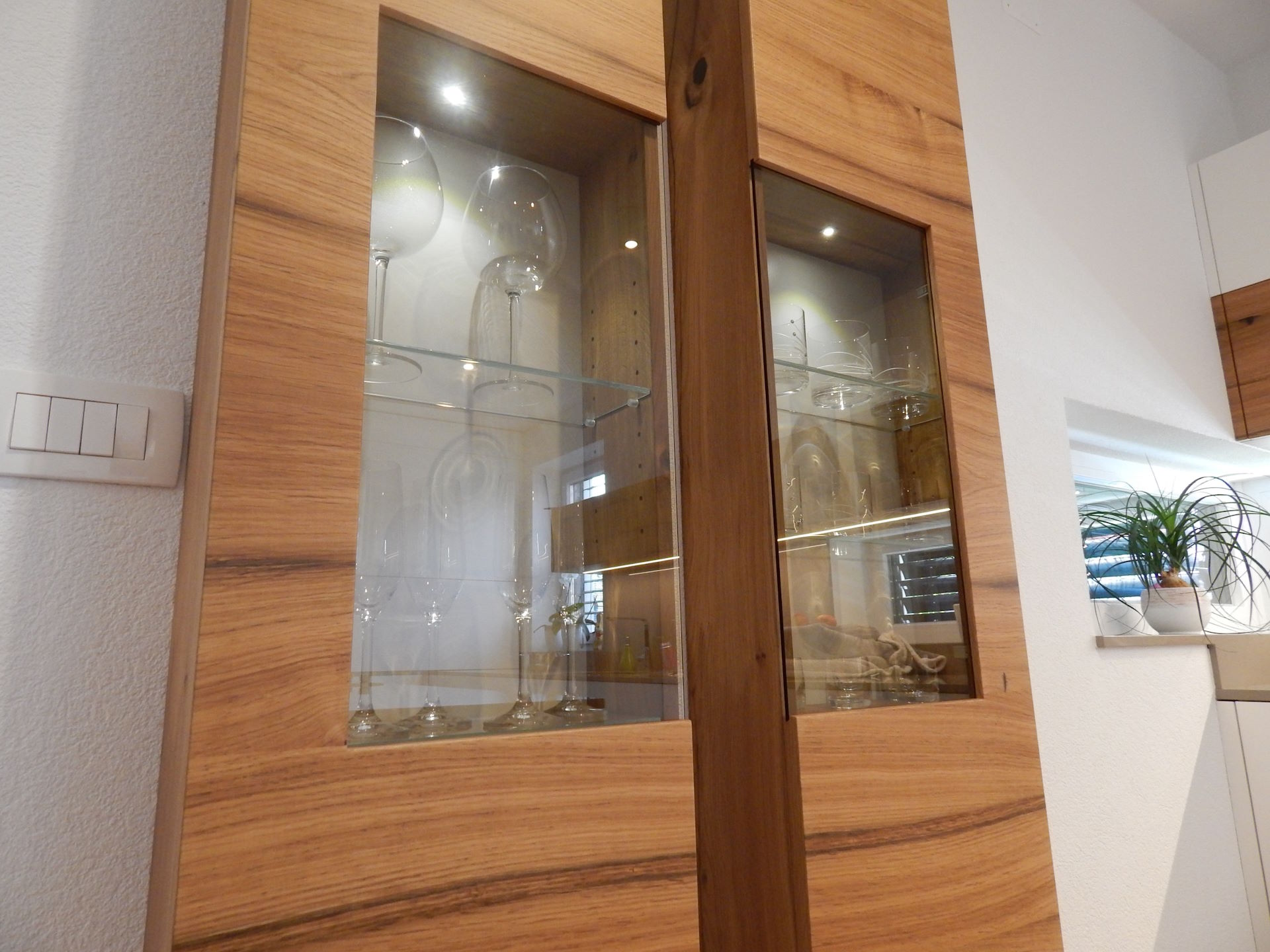 furnirana kuhinjska vitrina s steklom, vitrina za kozarce v beli kuhinji