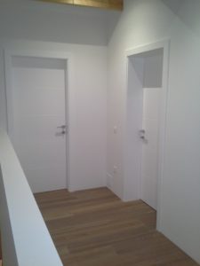 bela moderna notranja vrata