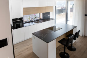 kuhinja visok sijaj pult neolith