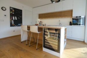 kuhinja z otokom bela kuhinja