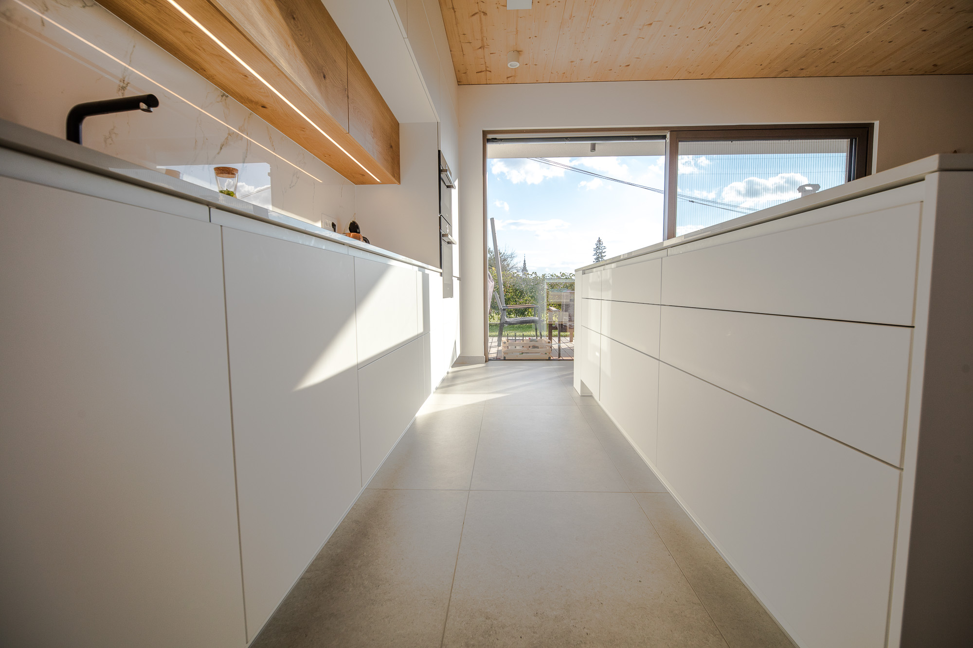 bela kuhinja z otokom