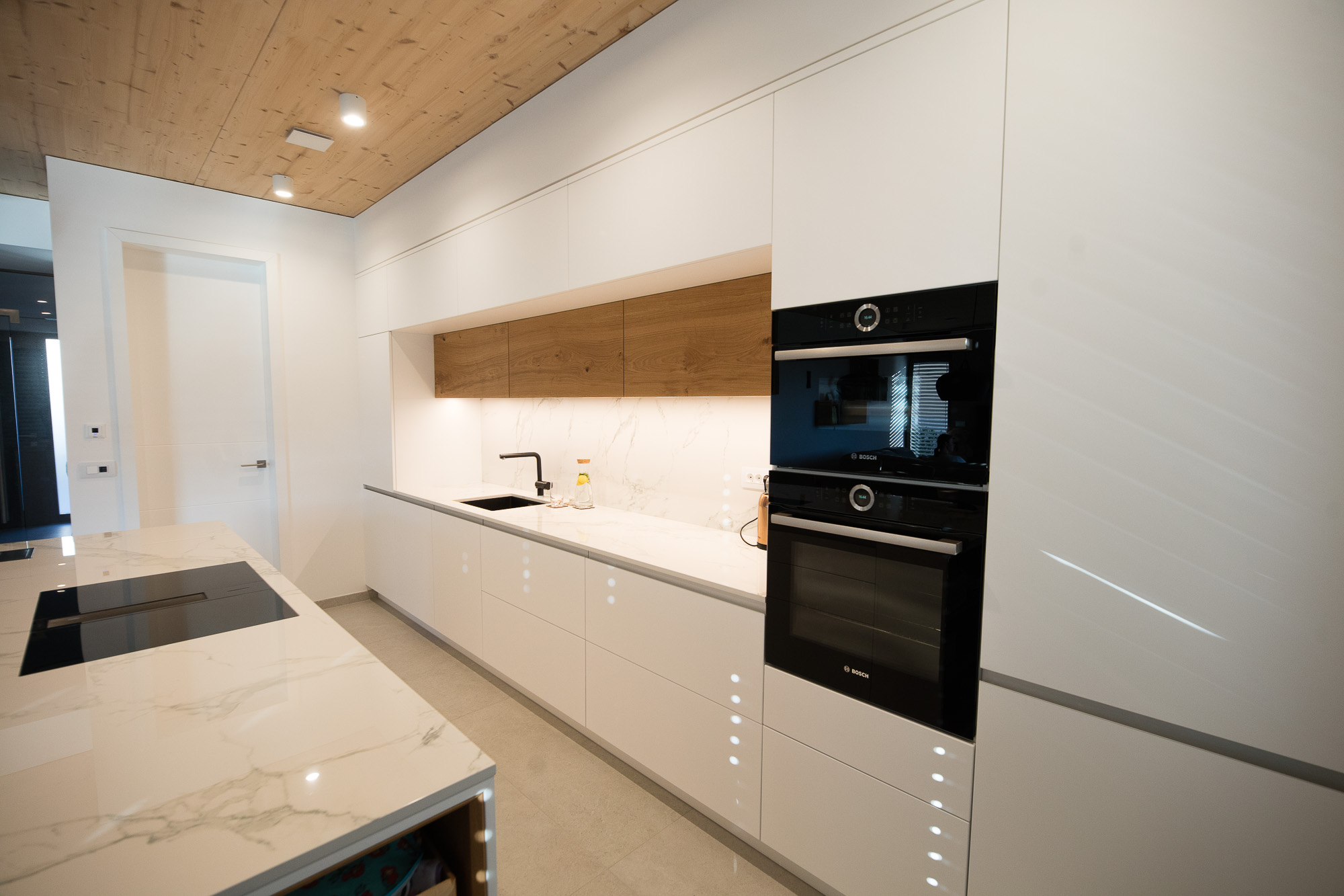 bora kuhališče bela kuhinja hrastova kuhinja